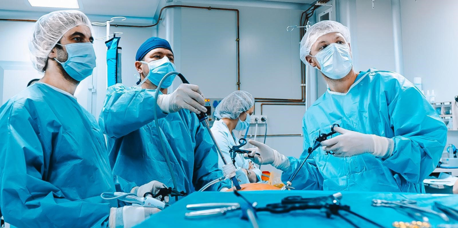 Хирурги междисциплинарной команды Онкологической клиники МИБС во время лапароскопической операции по удалению злокачественной опухоли кишечника